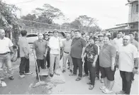  ?? ?? KEMPEN KEBERSIHAN: Harden (tengah) merakamkan kenangan bersama penduduk pada Program Pembanguna­n Komuniti MDSA di Pasar Sabu, semalam.