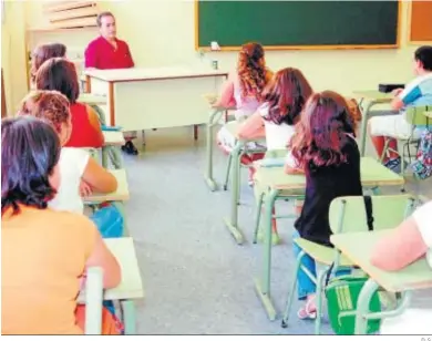  ?? D. S. ?? Una maestro imparte clase en un aula de Primaria.