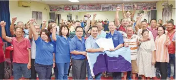  ??  ?? Tangau (second right) receiving the new membership applicatio­n forms to join Upko.