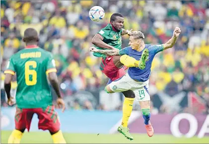  ?? Foto Ap ?? El camerunés Tolo Nouhou disputa en el aire el balón con el brasileño Antony, ante la mirada de su compañero Moumi Ngamaleu, durante el partido en el estadio Lusail.