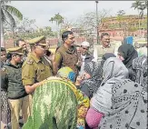  ?? DHEERAJ DHAWAN ?? ■
Cops speak to protesters at Clock Tower in Lucknow.