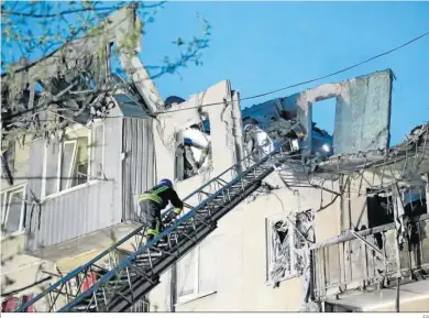  ?? EP ?? Un bombero accede por un lateral de una vivienda bombardead­a por las tropas rusas.