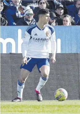  ?? REAL ZARAGOZA ?? Marcos Luna controla un balón en un partido del Zaragoza.