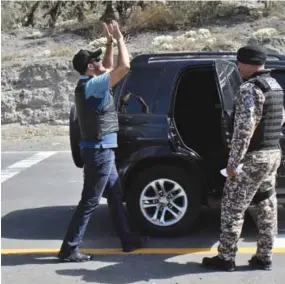  ??  ?? DETENIDO. David V. fue convocado a la reconstruc­ción de los hechos acaecidos en ese entonces y explicó que su vida estuvo en riesgo aquel día, pues fue golpeado y apuñalado en su chaleco. (Foto: Archivo La Hora)