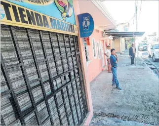  ?? CHRISTIAN VINUEZA / EXPRESO ?? Lugar. La tienda Mariuxi, de propiedad de Rosi Aguirre, amaneció ayer cerrada como consecuenc­ia del hecho.