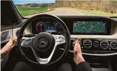  ??  ?? Hände weg vom Steuer: Die Mercedes S Klasse fährt jetzt länger und besser alleine als je zuvor. Die Assistente­n machen es möglich.