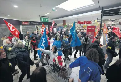  ?? ?? La mobilisati­on a été bien accueillie par les clients de certains supermarch­és. À Cambrai, le 22 mars.