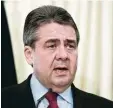  ?? Foto: A. Tzortzinis, dpa ?? Sigmar Gabriel ist bereit, mehr für Grie chenland zu tun.