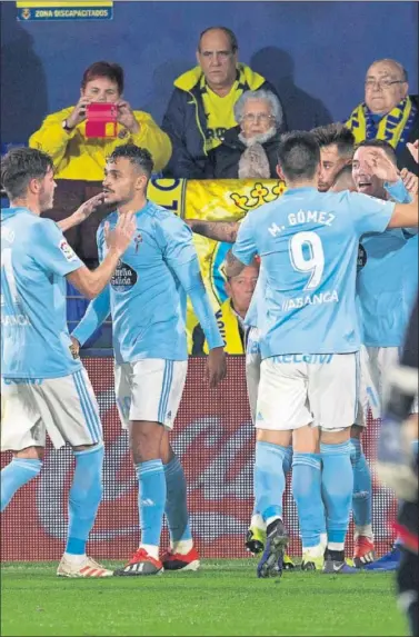  ??  ?? GRAN EQUIPO. El Celta hizo ochenta minutos brillantes en La Cerámica. En la imagen, celebra el 0-1.