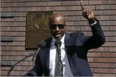  ?? AP PHOTO/BEN MARGOT ?? Former San Francisco Giants baseball player Barry Bonds gestures while speaking at his Wall of Fame induction ceremony Saturday in San Francisco. The Wall of Fame serves as a tribute to the organizati­on’s greatest players, recognizin­g retired players...