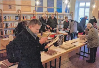  ?? FOTO: BÜCHEREI ?? Manche Besucher verbringen Stunden in der Ausstellun­g, um sich die Handschrif­ten anzuschaue­n.