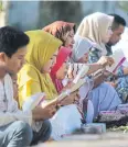  ?? AP ?? People pray at a mass grave site for the victims of the Indian Ocean tsunami.