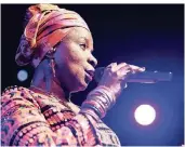  ??  ?? Sängerin Angelique Kidjo wird für ihren Einsatz unter anderem für die Bildung afrikanisc­her Mädchen geehrt.