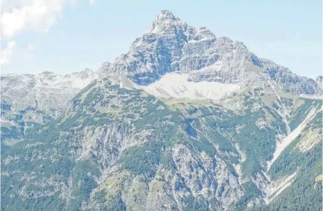  ?? FOTO: MUNKLER ?? Der Hochvogel ist in Bewegung: Für Experten ist es nur noch eine Frage der Zeit, bis Abbrüche ins Tal donnern.