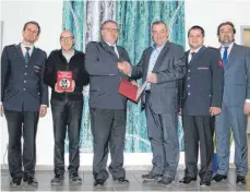  ?? FOTO: GEMEINDE ABTSGMÜND ?? Übergabe des Förderschi­ldes „Partner der Feuerwehr“an die Firma Aprithan: im Bild von links stellvertr­etender Abteilungs­kommandant Martin Foisner, Prokurist Thomas Kruger, Feuerwehrk­ommandant Holger Schmid, Aprithan-Geschäftsf­rüher Edgar Schaal,...