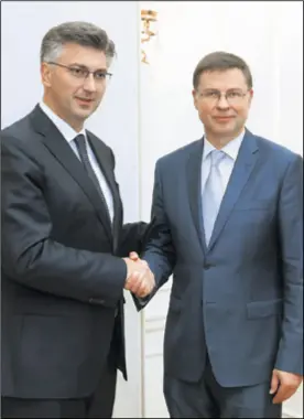  ??  ?? Latvijac Valdis Dombrovski­s ostaje najvažniji potpredsje­dnik EK za Hrvatsku na putu prema euru