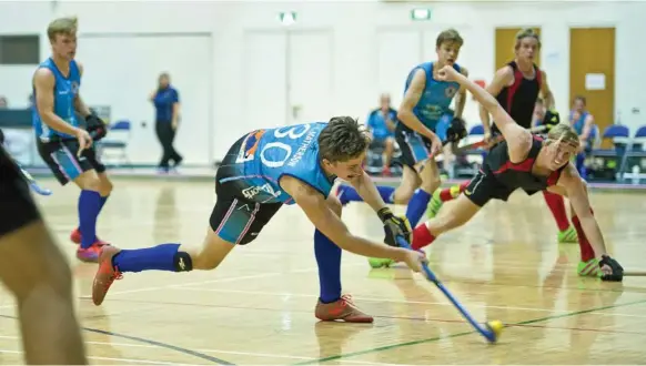  ?? Photos: Kevin Farmer ?? GIVING SOME STICK: Liam Matherson of Toowoomba Funnel Webs 1 on the attack against Rockhampto­n Turtles during their under-18 Indoor Hockey State Championsh­ips grand final at USQ’s Clive Berghofer Recreation Centre on Sunday.