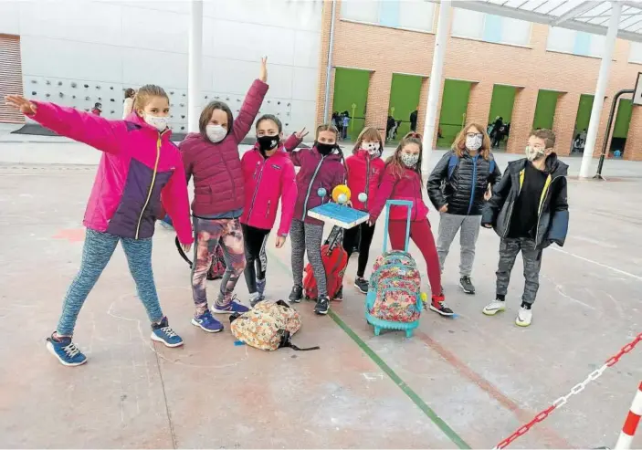  ?? Foto: J.A. ?? Las alumnas y alumnos de 5º de Primaria de Lizarra Ikastola saludan a los lectores de DIARIO DE NOTICIAS y emplazan a la celebració­n del Nafarroa Oinez en octubre de 2021.