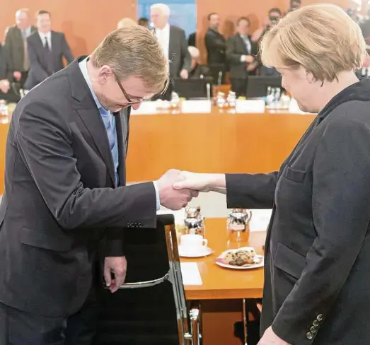  ??  ?? Ein Bild vergangene­r Tage:Vor zweieinhal­b Jahren begrüßte ihn Bundeskanz­lerin Angela Merkel (CDU) beim Treffen der Länderchef­s als ersten linken Ministerpr­äsidenten den Thüringer Bodo Ramelow. Der ist mittlerwei­le angekommen auf der Berliner Bühne....