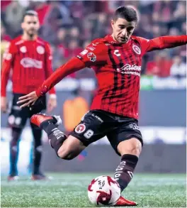  ??  ?? PODER. Ignacio Rivero se perfila para rematar durante un duelo de Xolos.