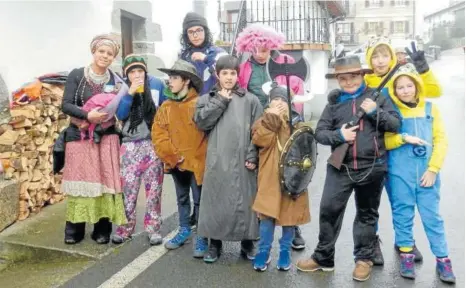  ??  ?? Bien abrigados en una mañana fria y lluviosa, los y las uitzarras se transforma­ron con el carnaval.