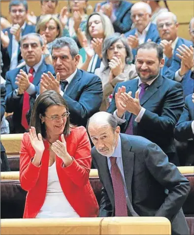  ?? EMILIA GUTIÉRREZ ?? Alfredo Pérez Rubalcaba es aplaudido por los diputados del PSOE