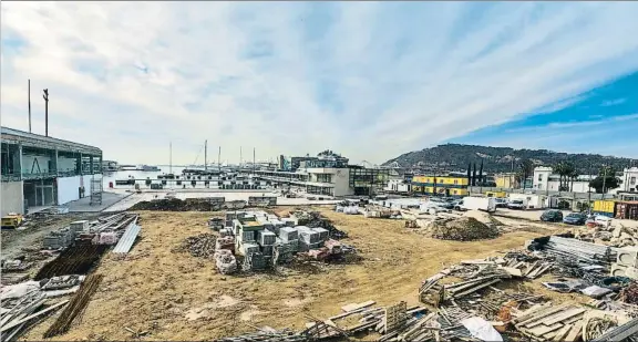  ??  ?? Las obras del puerto deportivo. La Marina Vela que se construye junto al hotel W tendrá dos paseos equivalent­es a la rambla