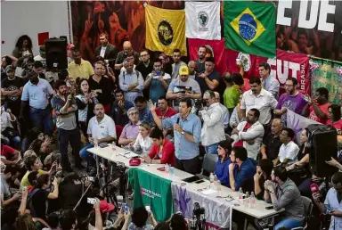  ??  ?? O candidato Fernando Haddad (PT) em evento com sindicalis­tas nesta terça (16)