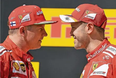  ??  ?? Rot war angesagt auf dem Hungarorin­g nahe Budapest beim elften WM-Lauf: Der zweitplatz­ierte Kimi Räikkönen (links) hielt Sieger Sebastian Vettel den Rücken frei.