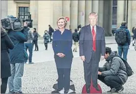  ?? PAUL ZINKEN / EFE ?? Figuras de cartón de Clinton y Trump en Pariser Platz, Berlín