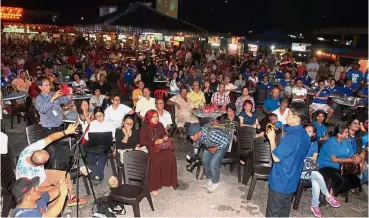  ??  ?? Man with hidden talents: Teoh speaking at a ceramah at Taman Tun Aminah, Johor Baru.