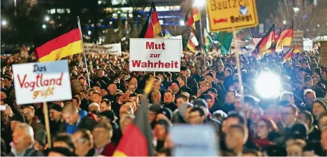  ?? FOTO: REUTERS ?? Pegida-Demonstrat­ion in Dresden im Dezember 2014. Für die Autoren Petra Gerster und Christian Nürnberger waren die Proteste und das dortige Misstrauen gegen Journalist­en ein Anlass für ihr Buch.