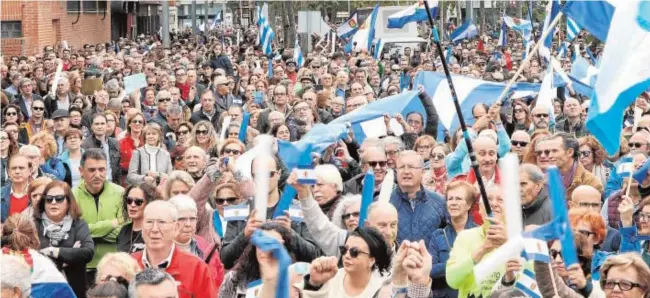  ?? ABEL MARTÍNEZ ?? Personas de todos los sectores se unieron, con banderas, en esta jornada reivindica­tiva