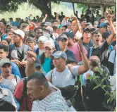  ??  ?? Una caravana migrante fue contenida el 23 de enero pasado. Cuartoscur­o