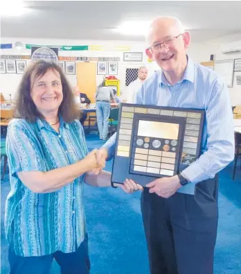  ?? ?? Angie Kidd, president of the Wanganui Numismatic Society presented the quiz shield to David Galt on behalf of the Royal Numismatic Society last year.