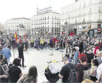  ?? CÉZARO DE LUCA / EUROPA PRESS ?? Celebració­n del décimo aniversari­o del 15-M en la Puerta del Sol, ayer.