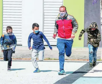  ??  ?? Dos instantáne­as de los juegos practicado­s por los colegiales durante el «Dia de L’Esport» celebrado ayer en Burriana