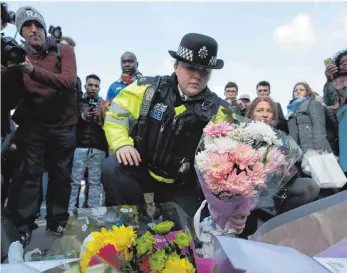  ?? FOTO: AFP ?? Polizisten haben ihres Kollegen Keith Palmer gedacht, der beim Anschlag getötet wurde.