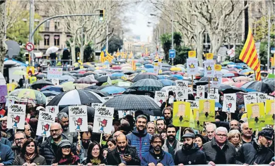  ?? Barc lonFOo ?? La cabecera de la manifestac­ión por la inmersión lingüístic­a en Catalunya en una protesta de marzo del 2018