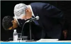  ??  ?? TOKYO: Kobe Steel President Hiroya Kawasaki (R) bows at the end of a press conference in Tokyo yesterday. The head of scandal-hit Japanese steelmaker Kobe Steel announced his resignatio­n after the firm submitted false strength and quality data for...