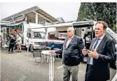  ?? FOTO: ENDERMANN ?? NRW-Gesundheit­sminister Karl-Josef Laumann (l.) und Oberbürger­meister Stephan Keller zur Aktionswoc­he #HierWirdGe­impft am Impfmobil in Düsseldorf.