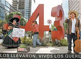  ??  ?? Siembran plantas en Reforma por los normalista­s desapareci­dos.