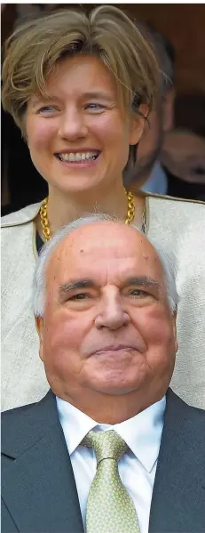  ?? FOTO: DPA ?? Altkanzler Helmut Kohl zusammen mit Maike Kohl-Richter, seiner zweiten Ehefrau, an seinem 80. Geburtstag. In den letzten Jahren wandte sich der Altkanzler nur noch selten an die Öffentlich­keit.