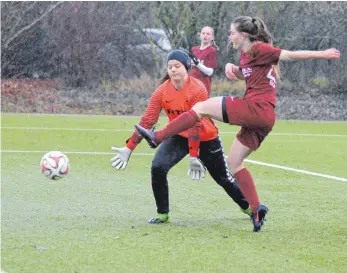  ?? FOTO: PETER HERLE ?? Und drin ist der Ball: Lena Bucher erzielt in dieser Szene das 1:1 für den SV Alberweile­r gegen den SV Frauenbibu­rg.