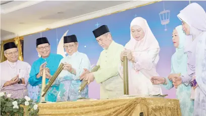  ?? — Gambar UKAS ?? AIDILFITRI TERUS DIRAI: Tun Wan Junaidi (tengah) dan Toh Puan Fauziah (tiga kanan) bersama Abang Johari (tiga kiri) membelah lemang sebagai simbolik perasmian Majlis Ramah-Tamah Aidifitri Daerah Sebuyau, semalam. Turut kelihatan (dari kiri) Mohamad Abu Bakar dan Julaihi serta (dari kanan) Fatimah dan Sadiah.