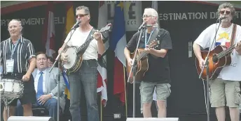  ?? - Acadie Nouvelle: Édouard Merlo ?? Le groupe 1755 a inauguré l’espace Extrême frontière en chantant Le monde a bien changé.