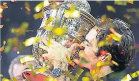  ?? (AP) ?? Un gran amor. Federer alcanzó las 12 finales en Basilea y ya tiene nueve trofeos. La gente de su ciudad lo hizo emocionar en la final.