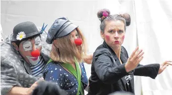  ?? FOTO: ANSGAR KÖNIG ?? Mit dem Stück „Schule mit Clowns“unterhielt das Bühnenvolk Bautzen auf dem Spritzenha­usplatz nicht nur die kleinen Zuschauer.