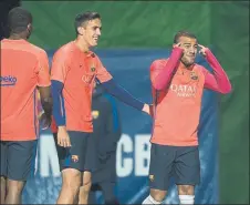  ?? FOTO: FC BARCELONA ?? Rafinha Alcántara bromea al inicio del entrenamie­nto