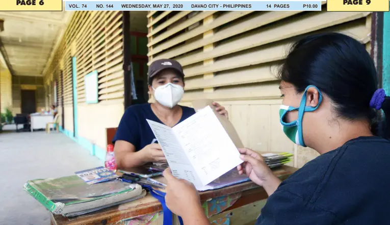  ?? BING GONZALES ?? VOL. 74
NO. 144
WEDNESDAY, MAY 27, 2020
DAVAO CITY - PHILIPPINE­S GRADE 6 teacher Teresa Cayapos of Magsaysay Elementary School releases the student report card to the mother. During the televised address on Monday, President Duterte says that all classes in the country are suspended until a vaccine against COVID-19 is already available. 14 PAGES
P10.00